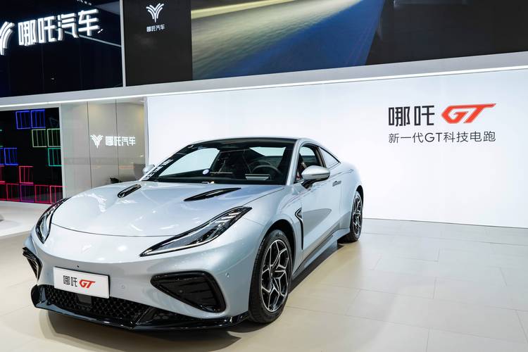 广州156哪吒汽车在智能汽车领域的表现，领途汽车在新能源汽车市场中的影响力